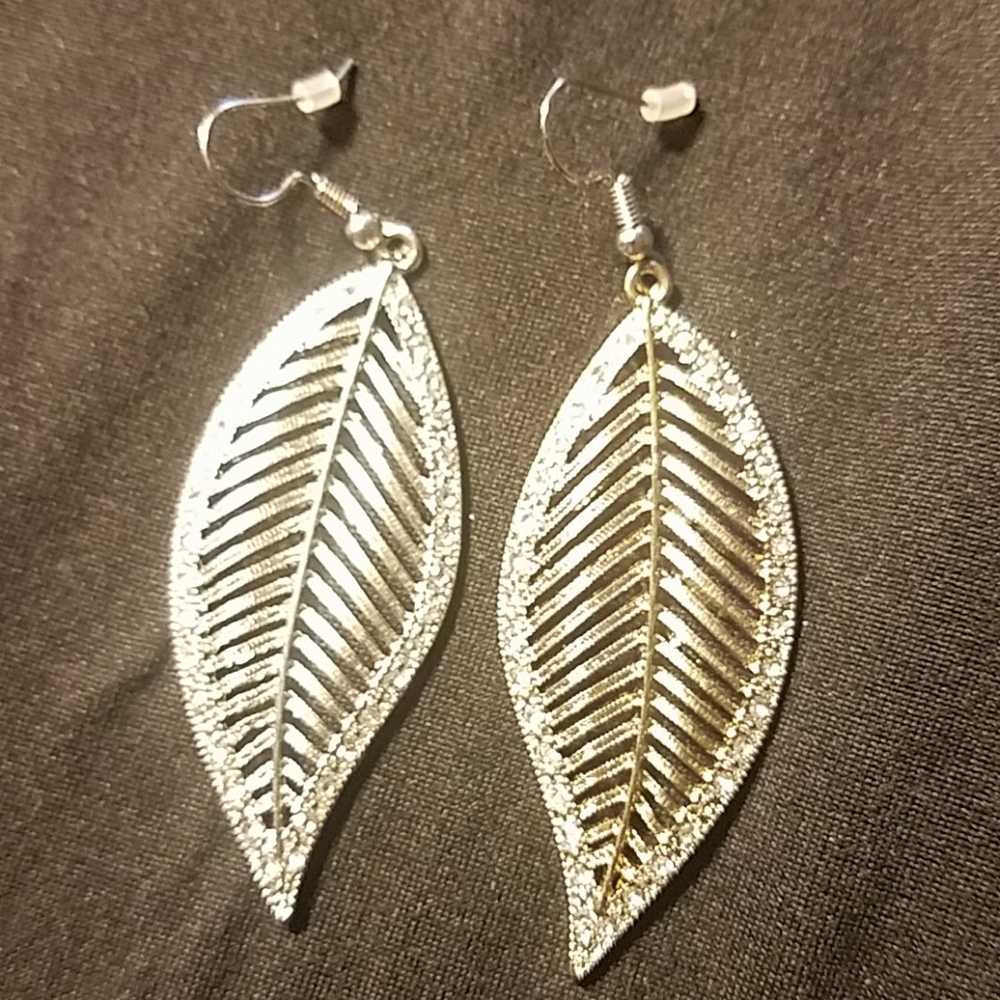 NWT Silvertone Feather-shaped Earrings w/Sparkle - Picture 2 of 3